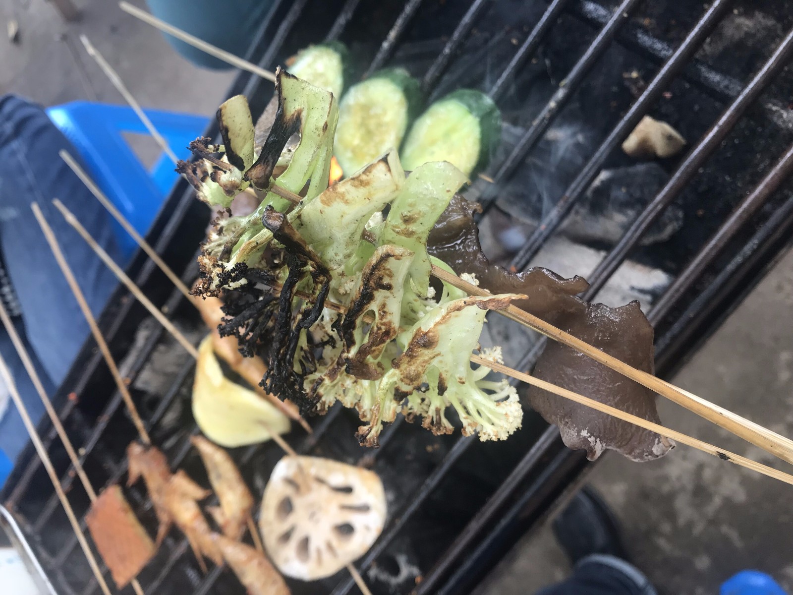 看我們大廚烤焦了的串兒 看我們大廚烤焦了的串兒